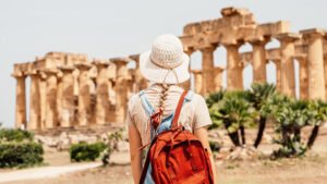 studente con zaino davanti a universita antica