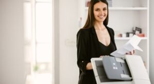 studente precario con documenti e pc