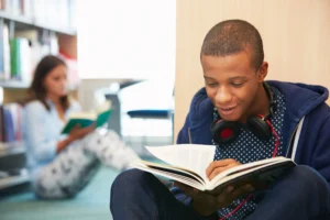 studenti che studiano con libri di lingue