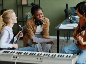 studenti che studiano strumenti musicali insieme