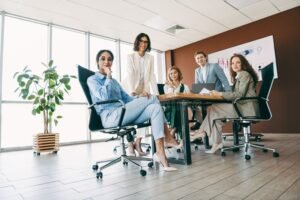 team professionale in ufficio moderno collaborando