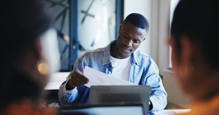 ufficio amministrativo con dipendente e documenti