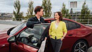 ufficio bmw con auto e candidati in attesa