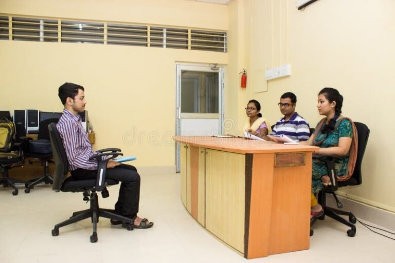 ufficio con colloquio di lavoro formale