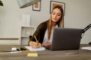 ufficio moderno con assistente amministrativo al lavoro