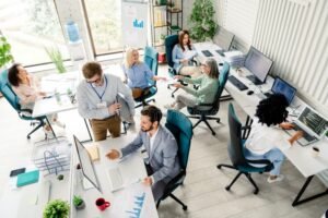 ufficio professionale con persone che collaborano